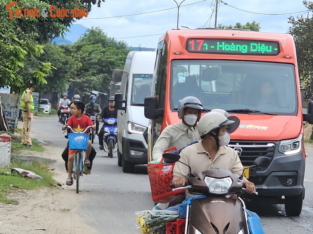 Da Nang: Xe con vo nat, bung tui khi sau va cham lien hoan-Hinh-12