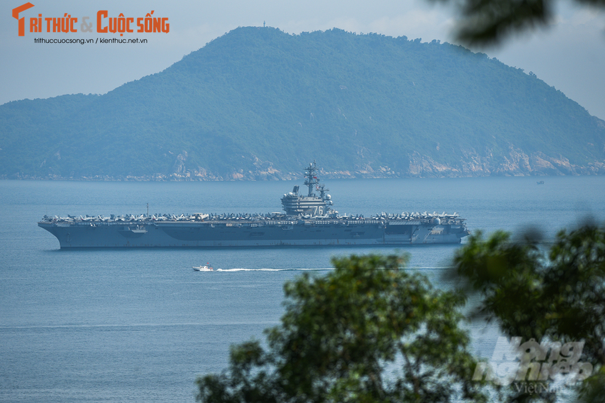 Bien doi tau san bay USS Ronald Reagan cua My den Da Nang-Hinh-4