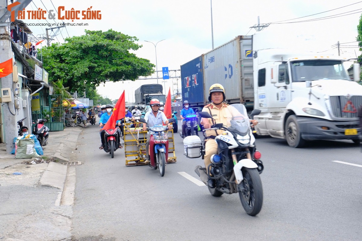 CSGT “bat ngo” khi bao dam ATGT cho nguoi dan ve que don le-Hinh-4