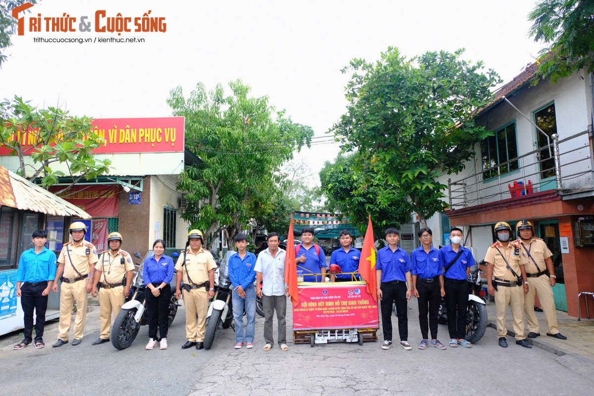 CSGT “bat ngo” khi bao dam ATGT cho nguoi dan ve que don le