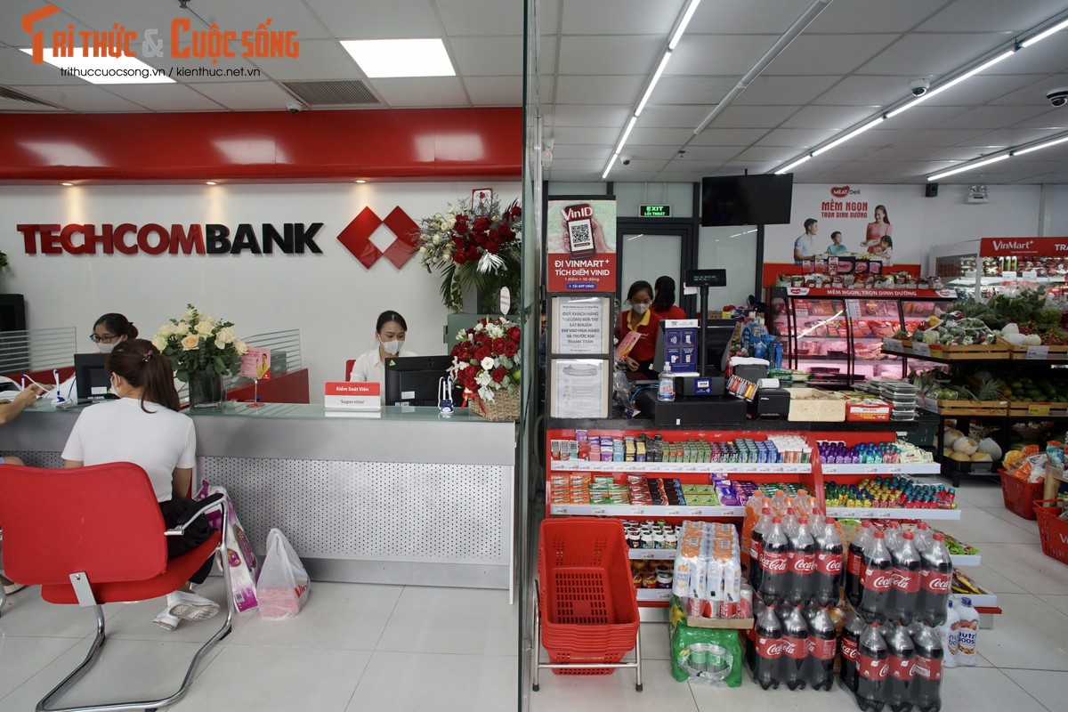 Ben trong cua hang VinMart dau tien tai Ha Noi ban Phuc Long-Hinh-6