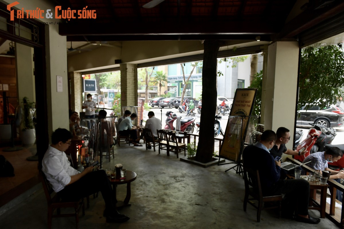 Ha Noi noi long gian cach, cafe sang chanh 