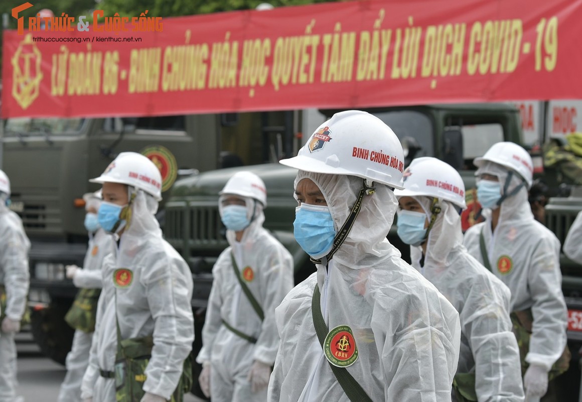 Xe dac chung Bo Tu lenh Hoa hoc ra quan phun khu khuan