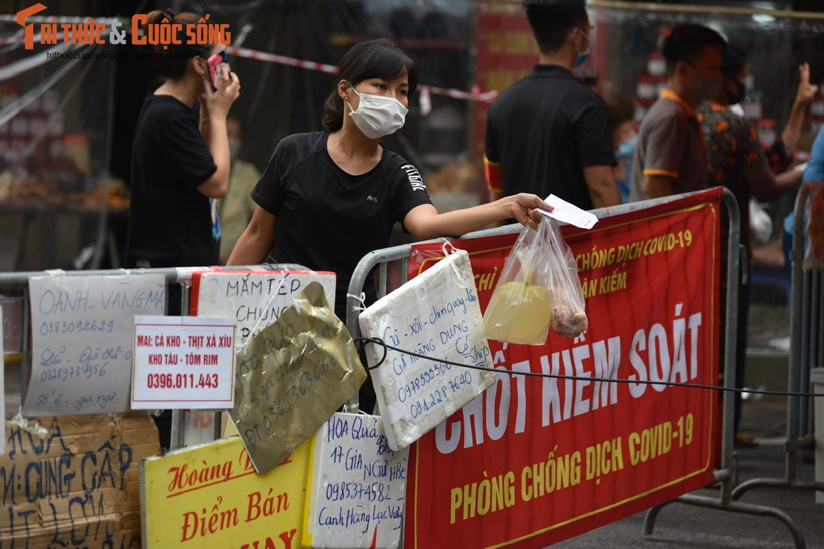 Ban hang qua bien rao vat o cho dan sinh giua long pho co Ha Noi-Hinh-10