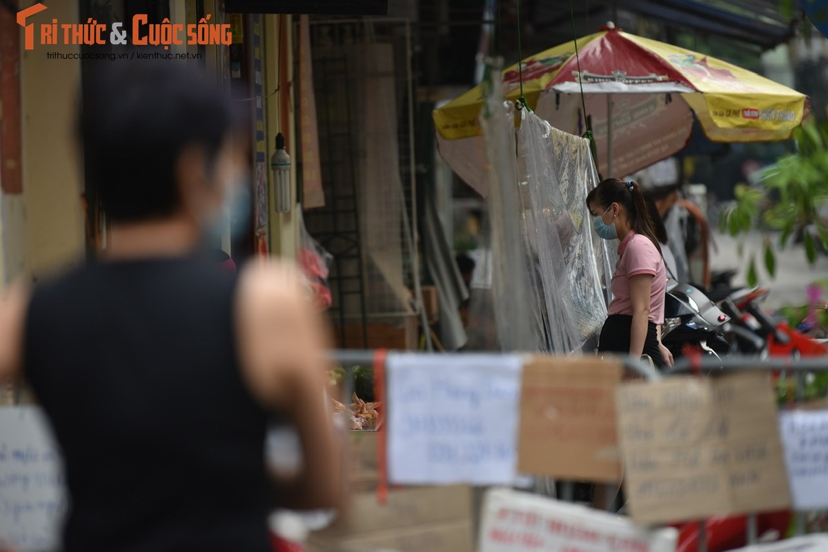 Ban hang qua bien rao vat o cho dan sinh giua long pho co Ha Noi-Hinh-2