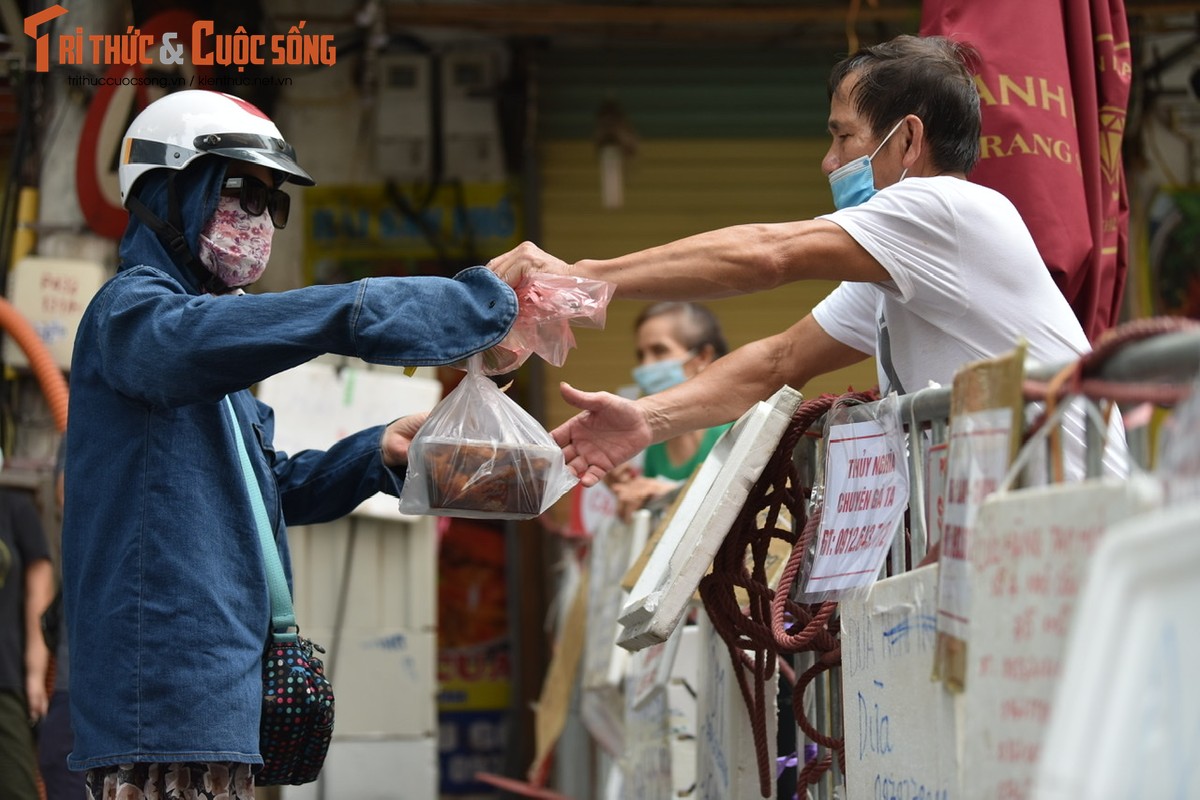 Ban hang qua bien rao vat o cho dan sinh giua long pho co Ha Noi-Hinh-3