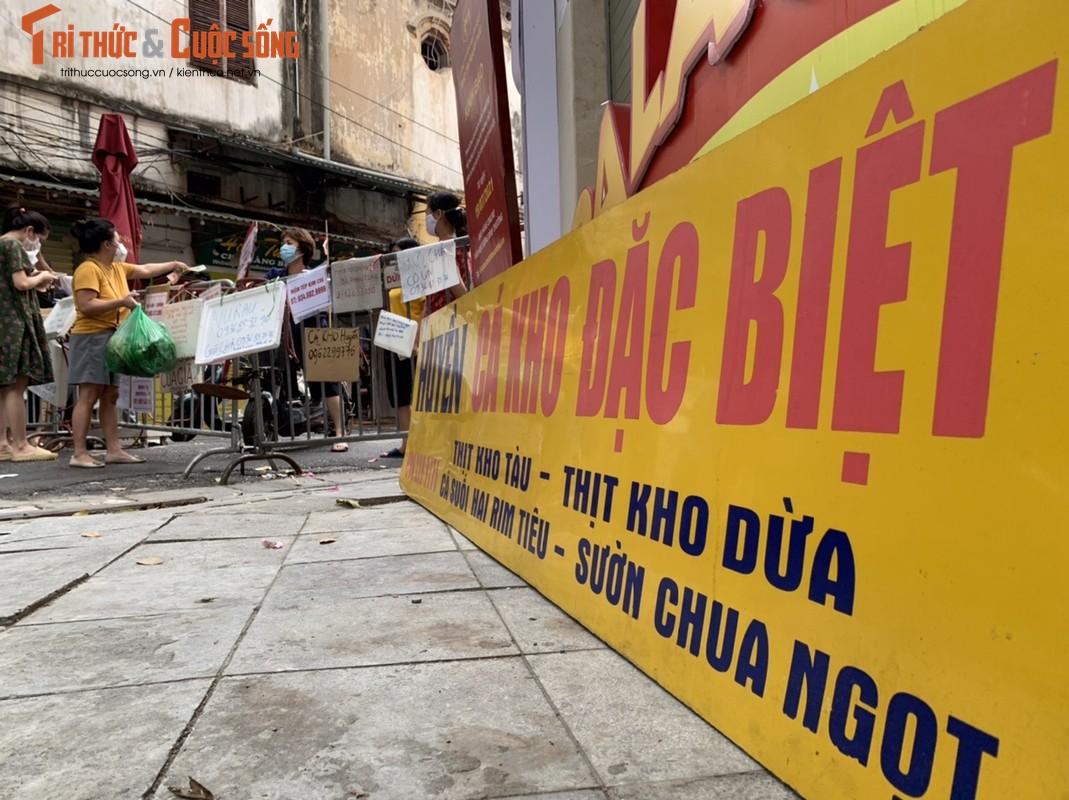 Ban hang qua bien rao vat o cho dan sinh giua long pho co Ha Noi