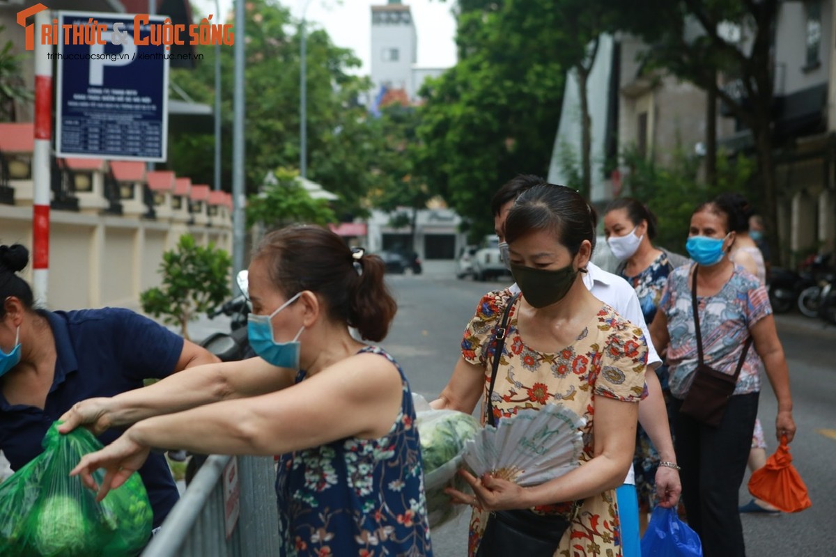 Am long “sap rau 0 dong” cua 2 chi lao cong giua long Ha Noi-Hinh-10