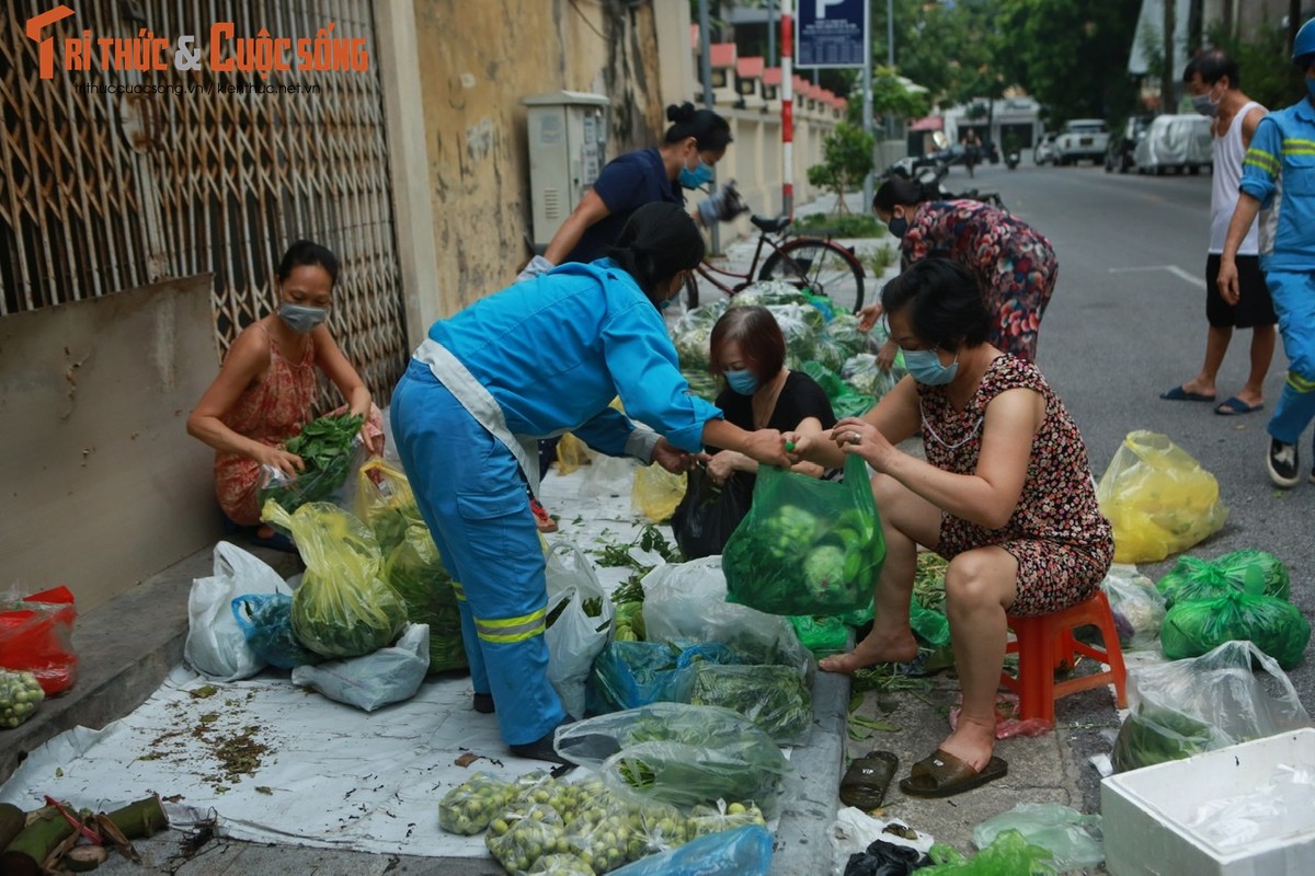 Am long “sap rau 0 dong” cua 2 chi lao cong giua long Ha Noi-Hinh-3