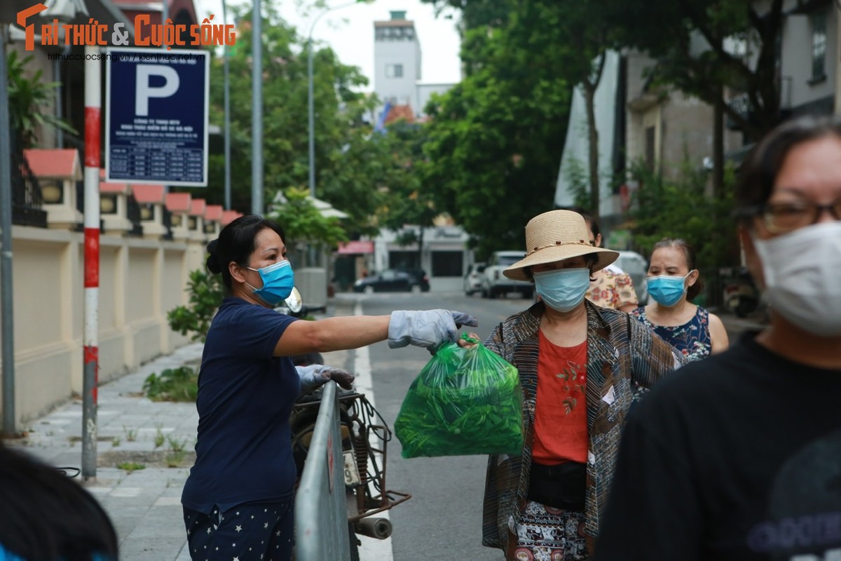 Am long “sap rau 0 dong” cua 2 chi lao cong giua long Ha Noi-Hinh-9