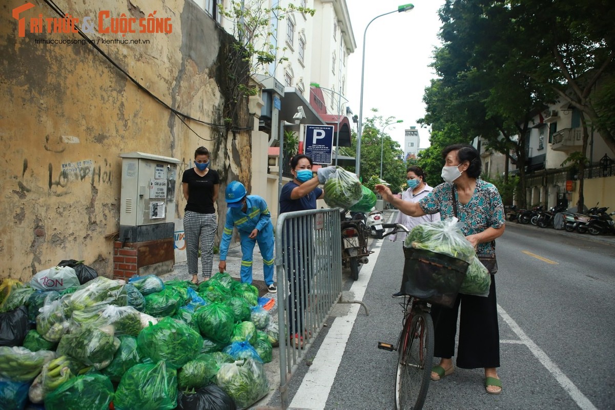 Am long “sap rau 0 dong” cua 2 chi lao cong giua long Ha Noi