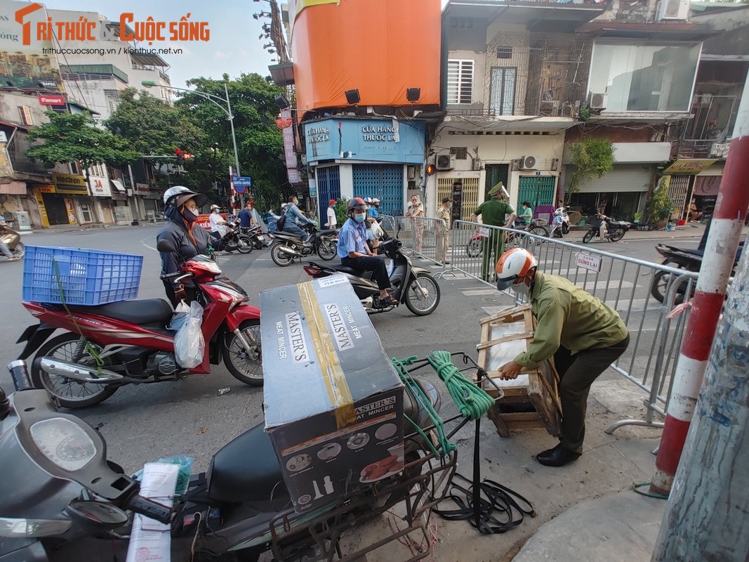 Nguoi dan tat bat mua hang tich tru truoc khi phong toa phuong Van Mieu-Hinh-5