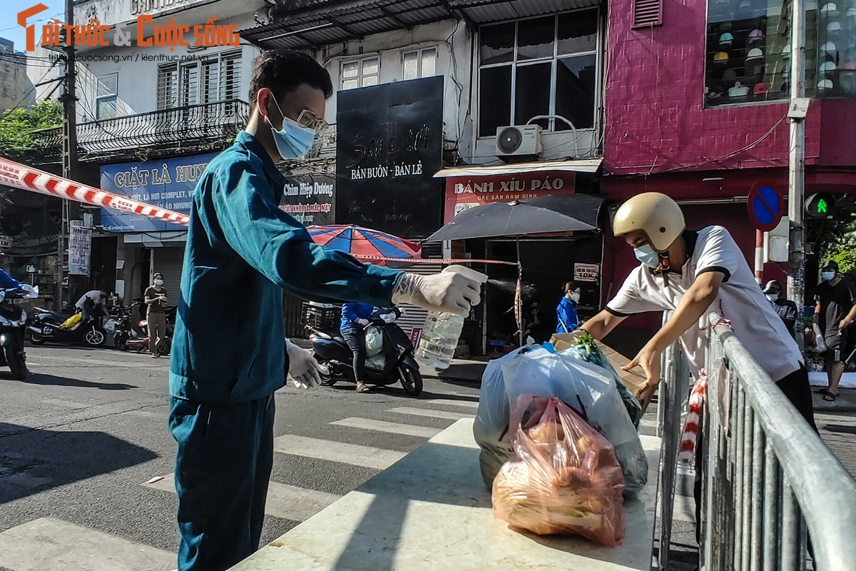 “Shipper ao xanh” doi nang mang hang tan nha nguoi dan khu phong toa-Hinh-6