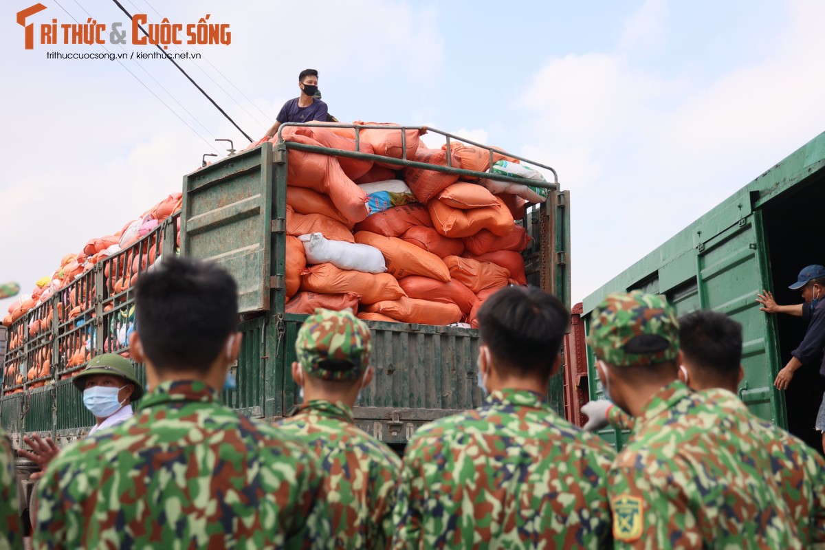 400 tan hang hoa, nhu yeu pham len duong vao Nam “tiep suc” chong dich COVID-19-Hinh-6