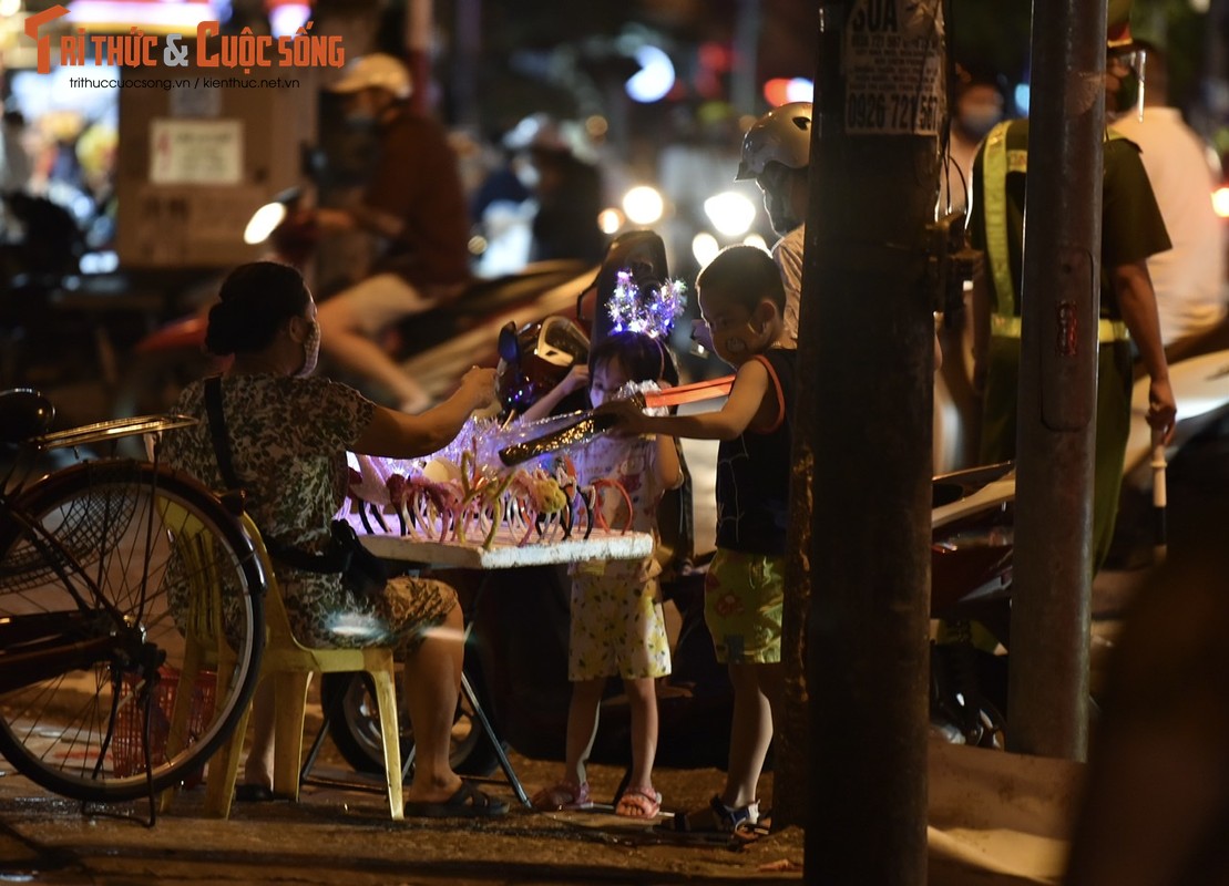 Hang do choi Trung Thu pho co Ha Noi “nua kin nua ho” ban cho khach