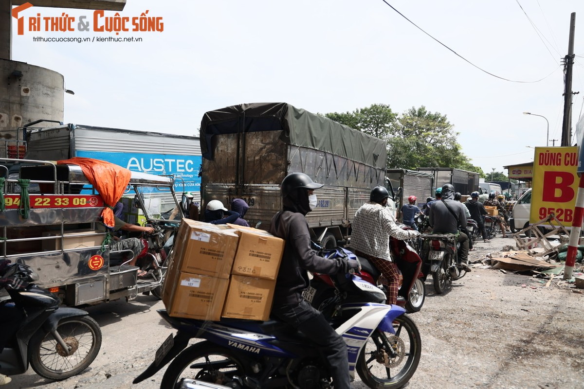 Sau khi noi long, cua ngo Ha Noi un tac nghiem trong-Hinh-7