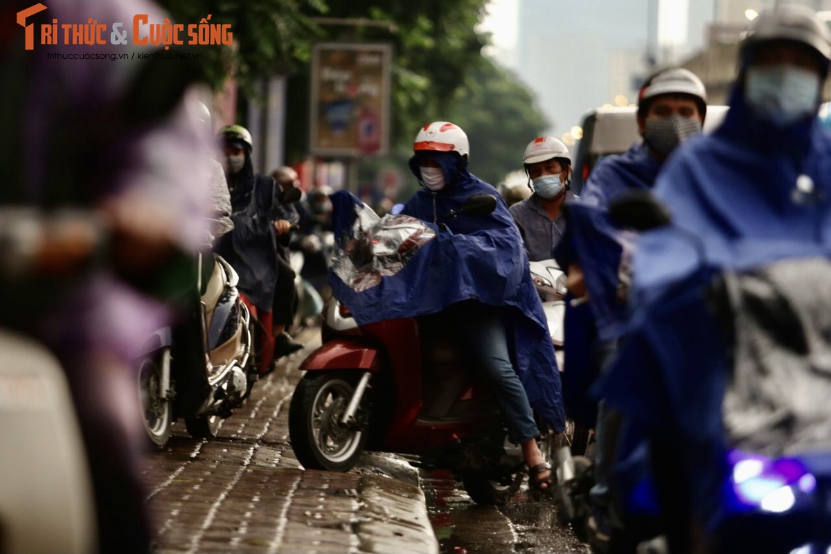 Sau mua lon, duong Ha Noi thanh bien nguoi, di ca chuc phut moi qua nga tu-Hinh-8