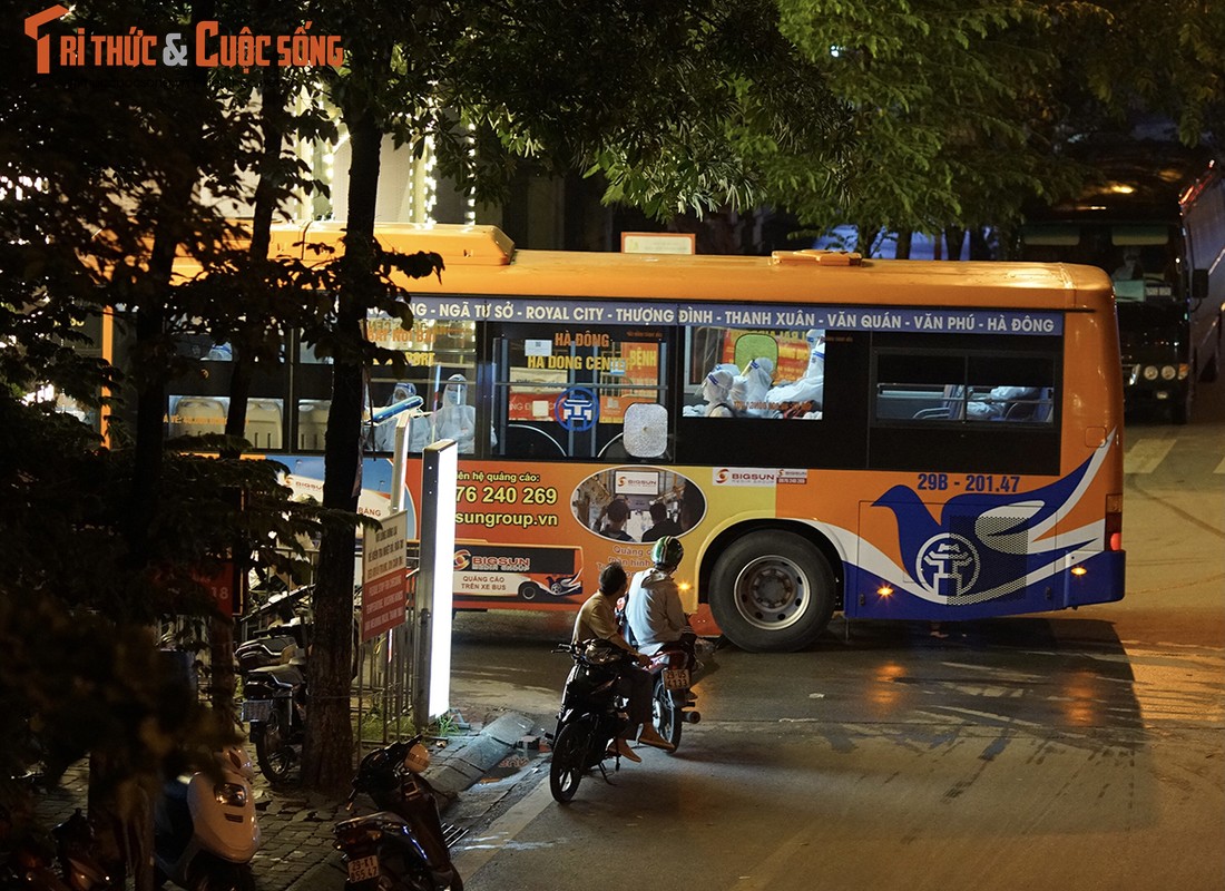 Than toc van chuyen hang tram nguoi tu “o dich” BV Viet Duc ve BV Thanh Nhan-Hinh-8