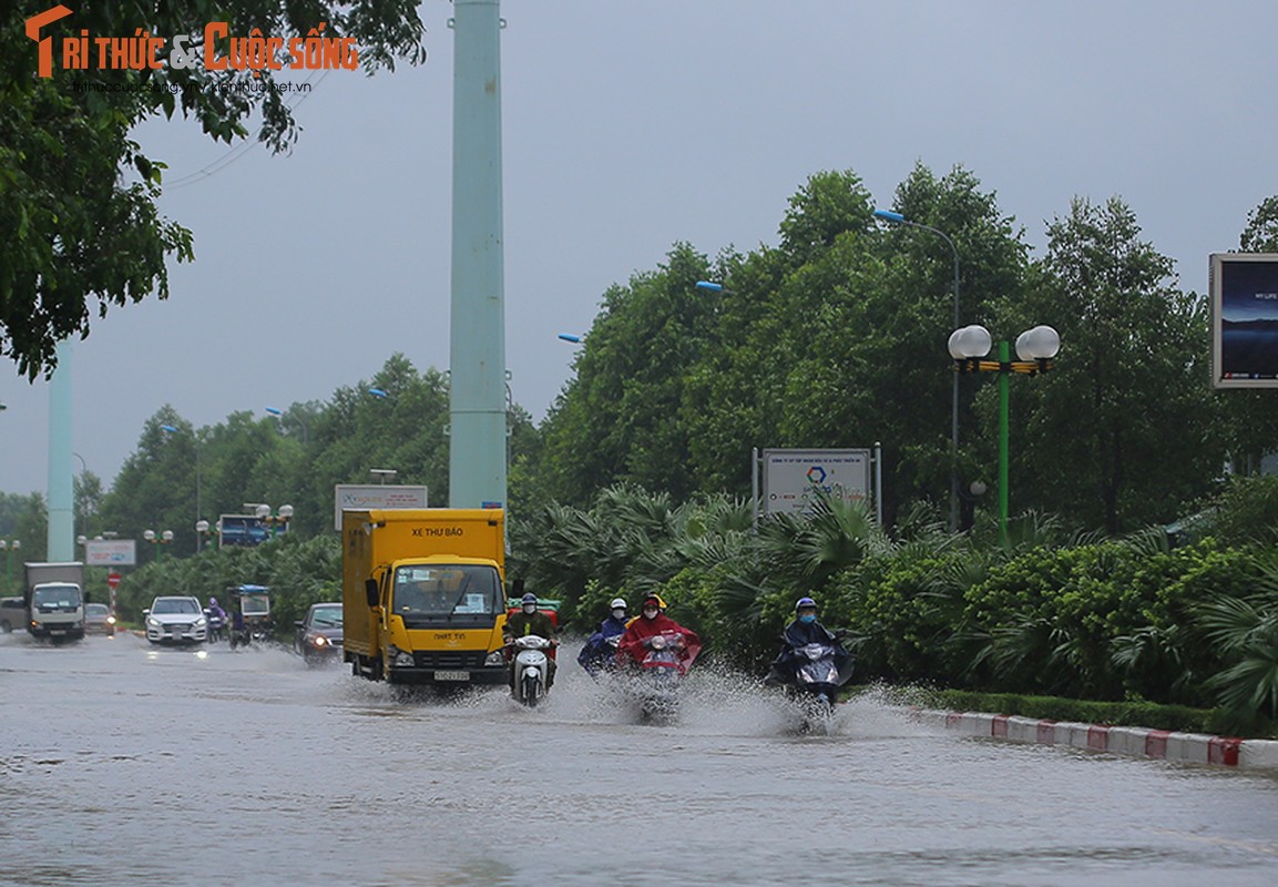 Duong pho Ha Noi thanh bien nuoc, xe may “chay” o to nhu... ma duoi-Hinh-12