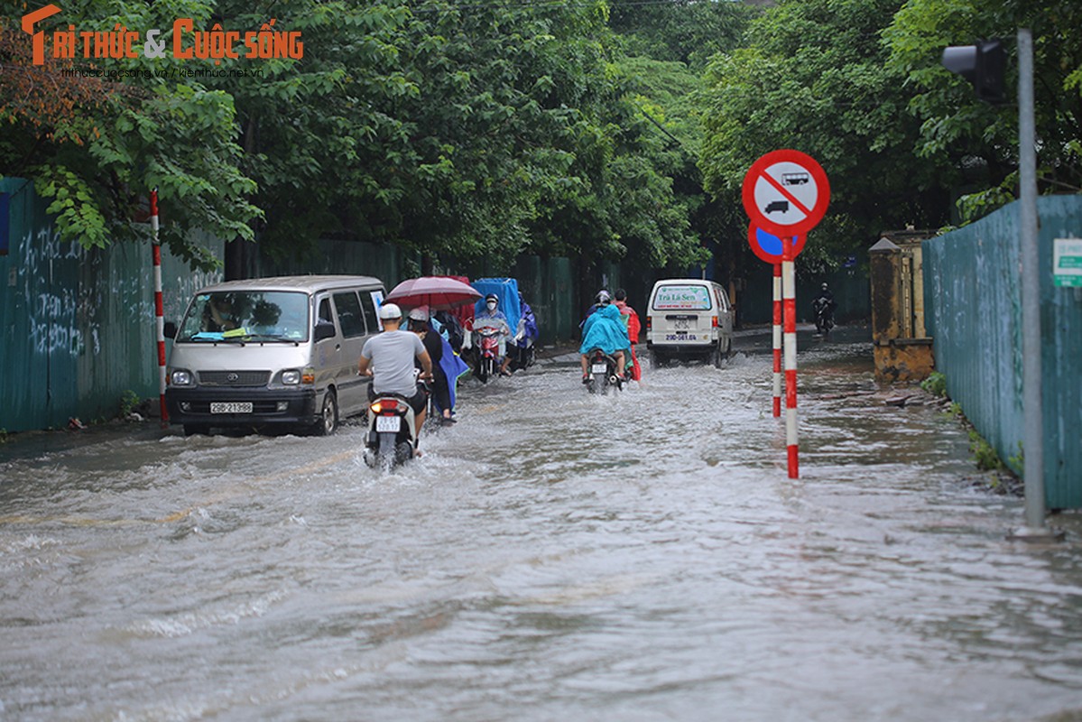 Duong pho Ha Noi thanh bien nuoc, xe may “chay” o to nhu... ma duoi-Hinh-13