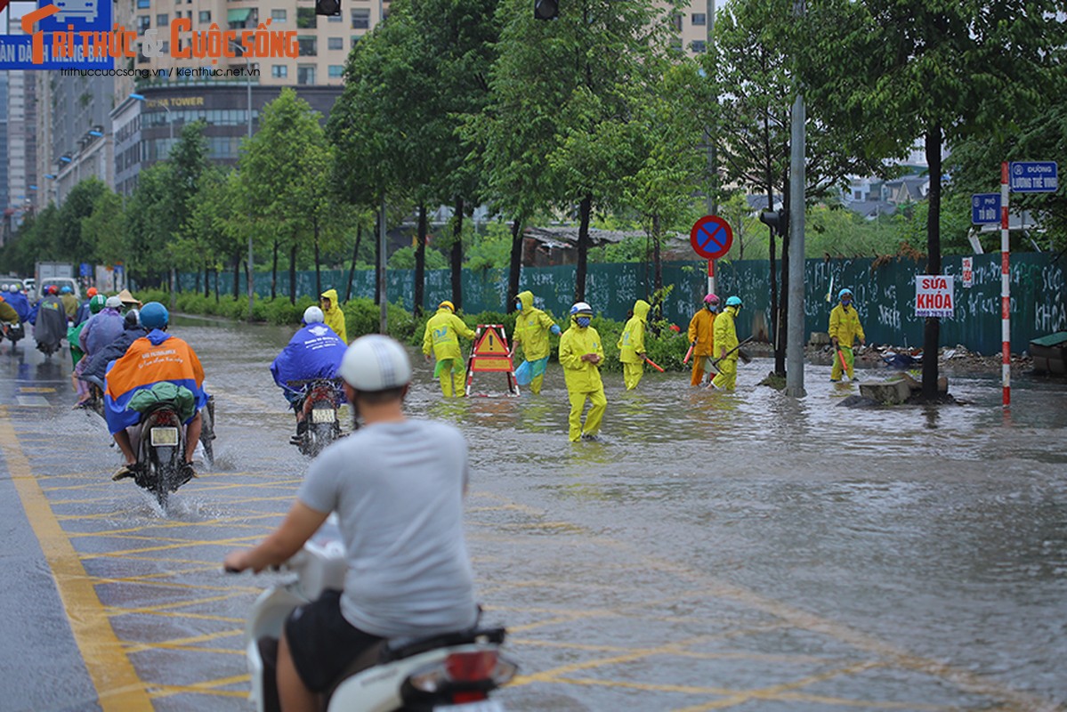 Duong pho Ha Noi thanh bien nuoc, xe may “chay” o to nhu... ma duoi-Hinh-14