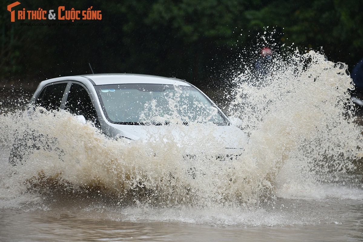 Duong pho Ha Noi thanh bien nuoc, xe may “chay” o to nhu... ma duoi-Hinh-5