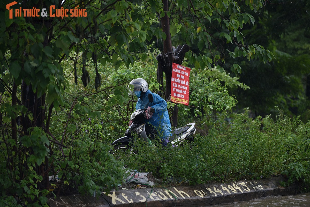 Duong pho Ha Noi thanh bien nuoc, xe may “chay” o to nhu... ma duoi-Hinh-6