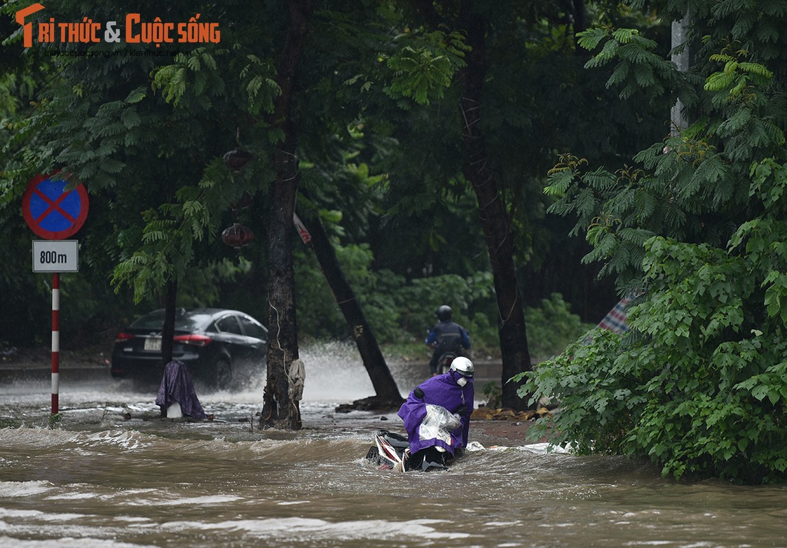 Duong pho Ha Noi thanh bien nuoc, xe may “chay” o to nhu... ma duoi-Hinh-7