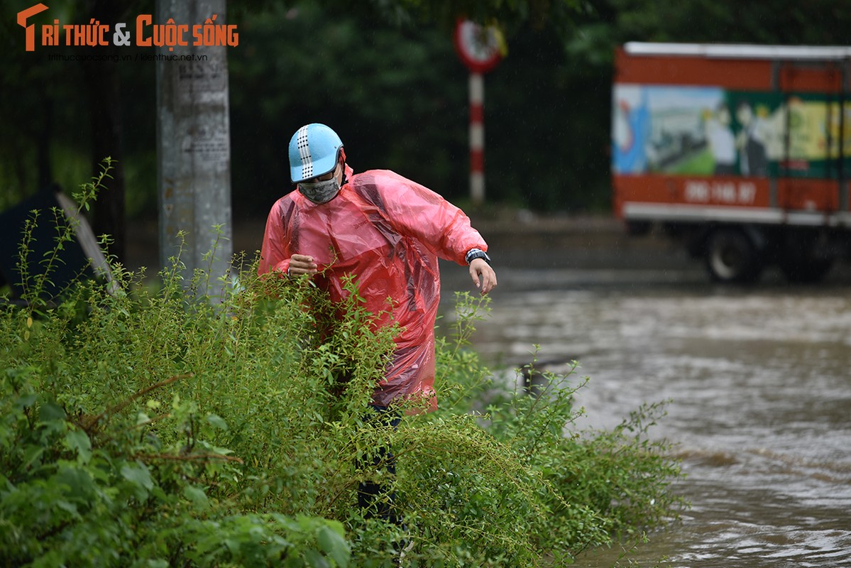 Duong pho Ha Noi thanh bien nuoc, xe may “chay” o to nhu... ma duoi-Hinh-8