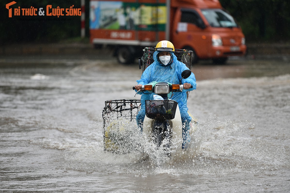 Duong pho Ha Noi thanh bien nuoc, xe may “chay” o to nhu... ma duoi-Hinh-9