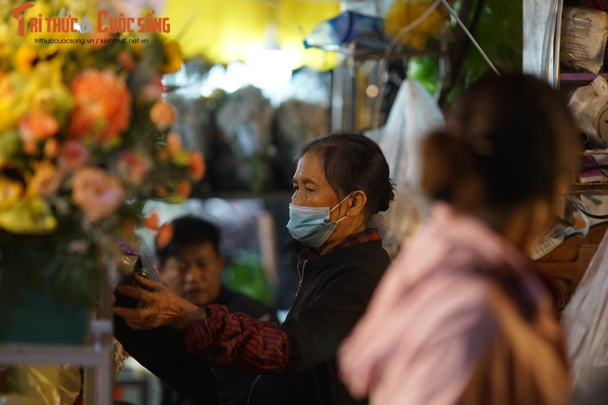 Tieu thuong cho hoa Quang Ba “khoc rong” vi vang khach dip 20/10-Hinh-8