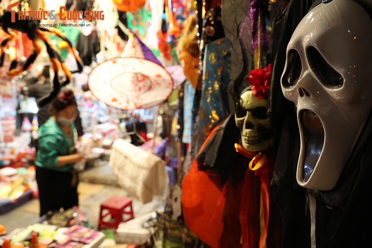 Do choi kinh di tran ngap, pho Hang Ma truoc Halloween vang khach