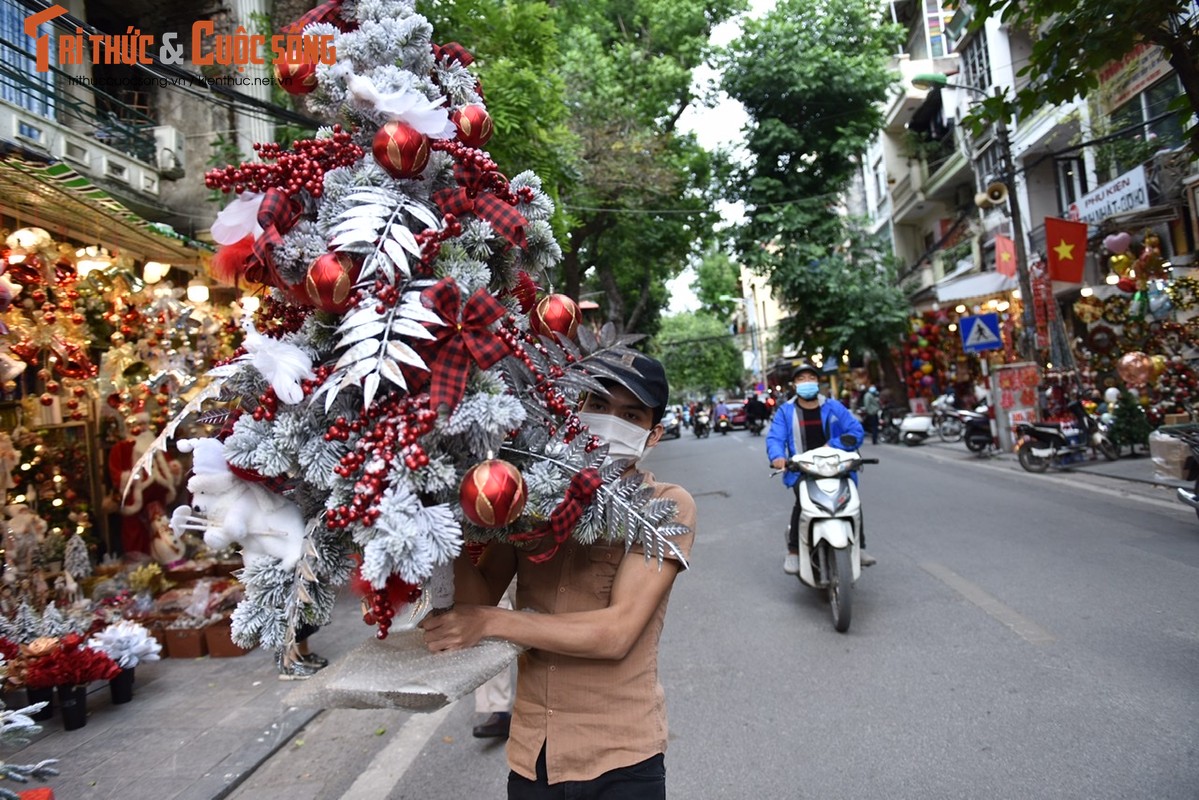 Ha Noi: Hang Ma tran ngap do trang tri Noel don khach som-Hinh-3