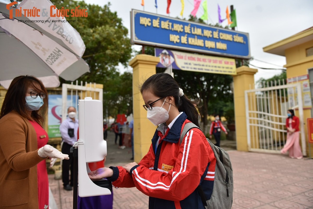 Ha Noi: Hoc sinh 17 huyen quay lai truong sau thoi gian dai hoc online-Hinh-4