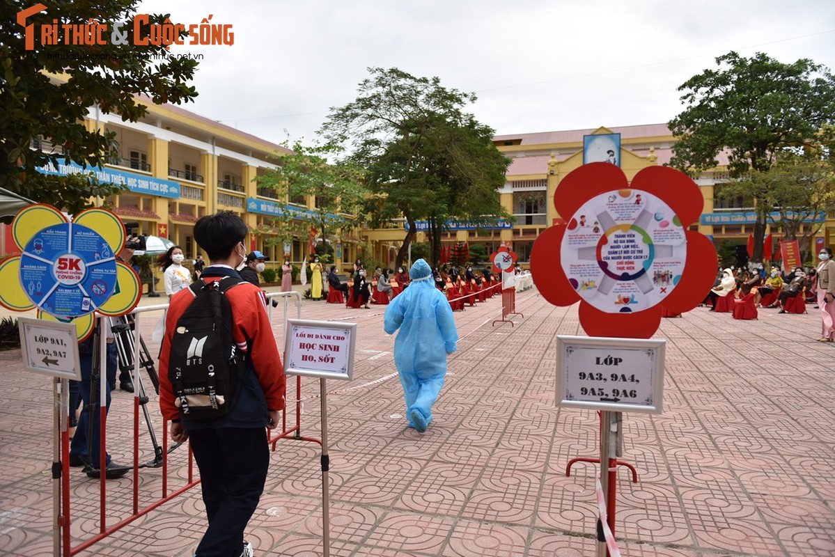 Ha Noi: Hoc sinh 17 huyen quay lai truong sau thoi gian dai hoc online-Hinh-5