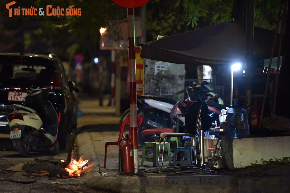 Nhiet do giam sau, nguoi dan Ha Noi dot lua suoi am chong ret-Hinh-2