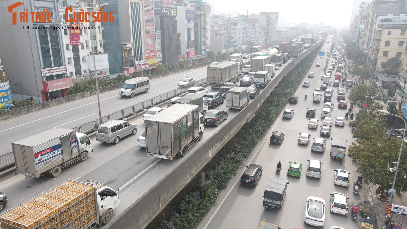 Xe tai lat ngang duong khien Vanh dai 3 tren cao ket cung