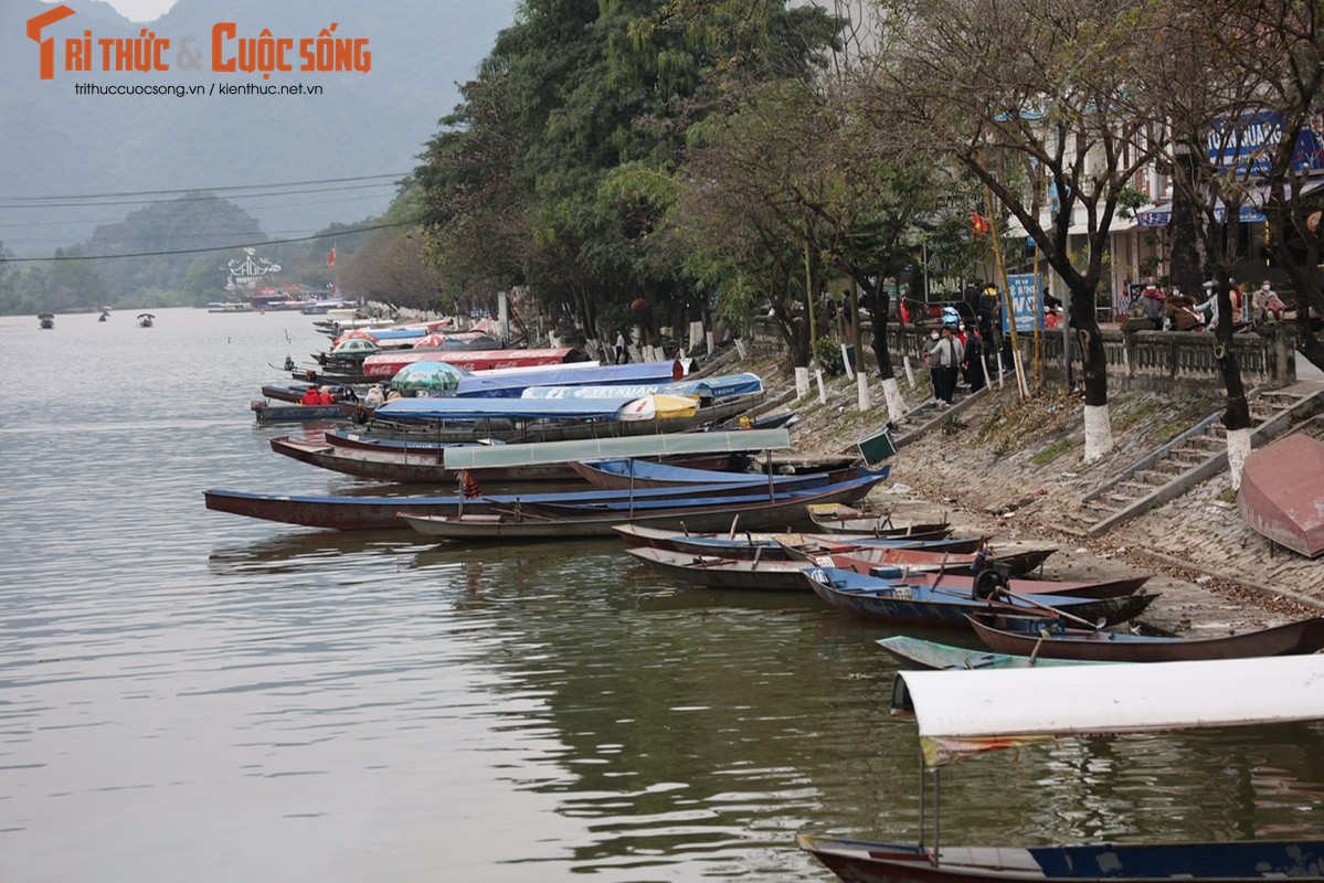 Chua Huong diu hiu dip Tet Nguyen dan, thuyen be “dap chieu” khong khach-Hinh-2