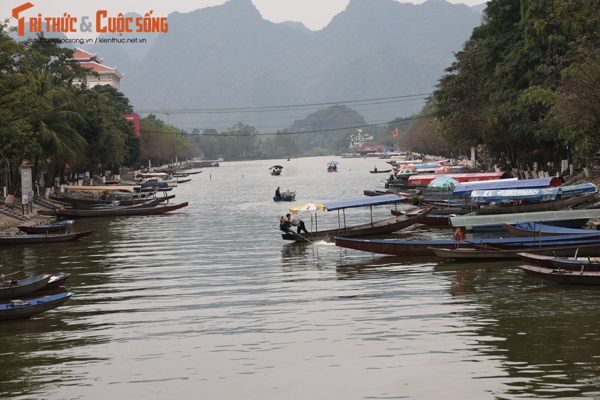 Chua Huong diu hiu dip Tet Nguyen dan, thuyen be “dap chieu” khong khach-Hinh-4