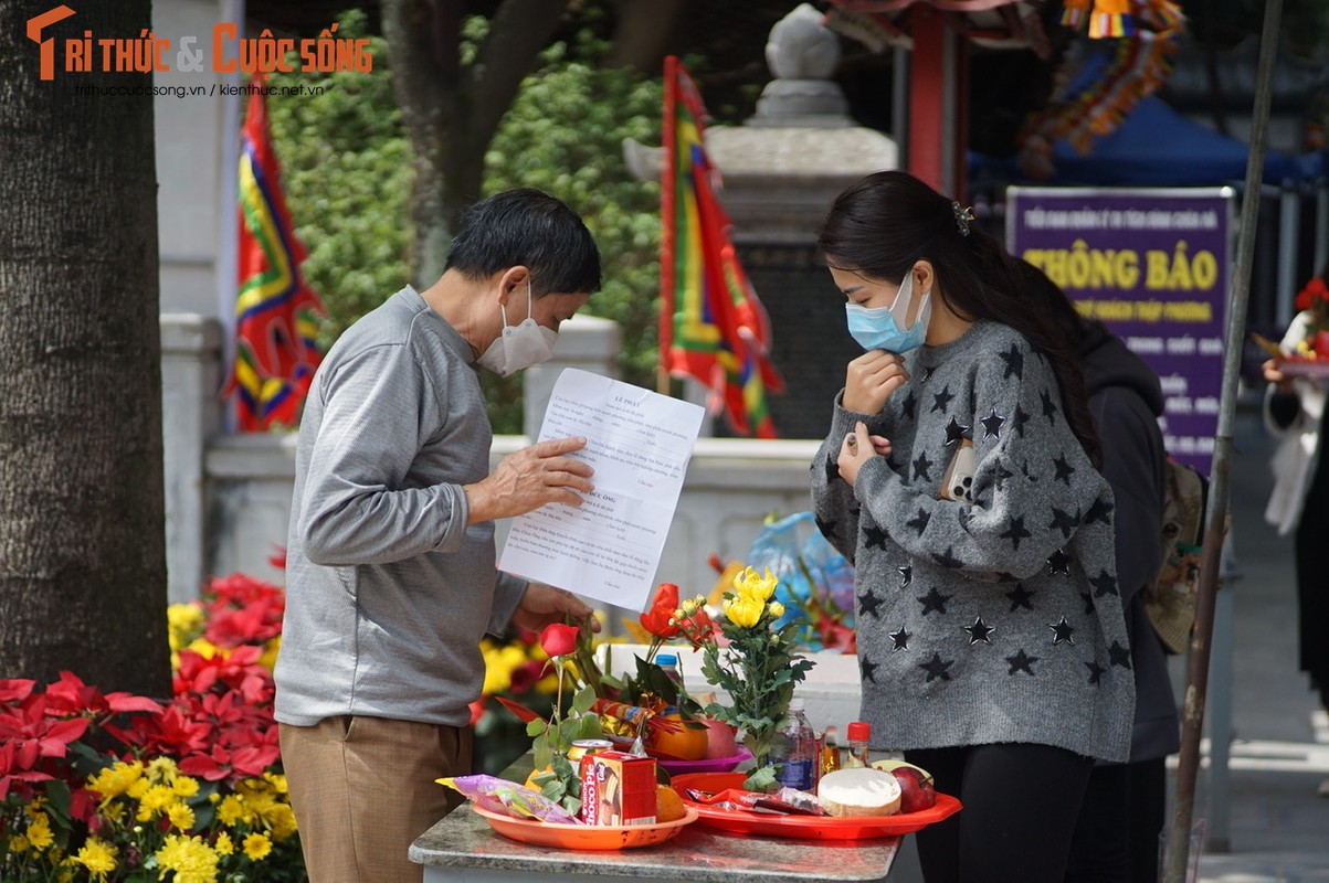 Nam thanh, nu tu den Chua Ha cau duyen trong ngay le Valentine-Hinh-3