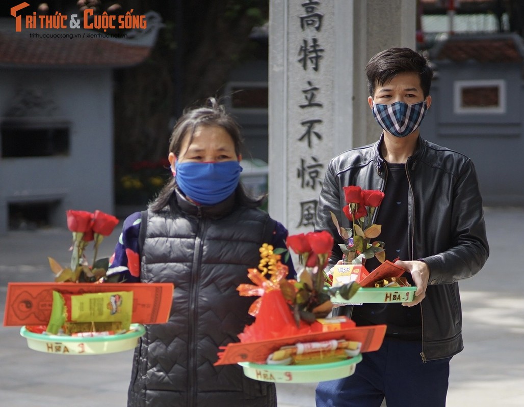 Nam thanh, nu tu den Chua Ha cau duyen trong ngay le Valentine-Hinh-5