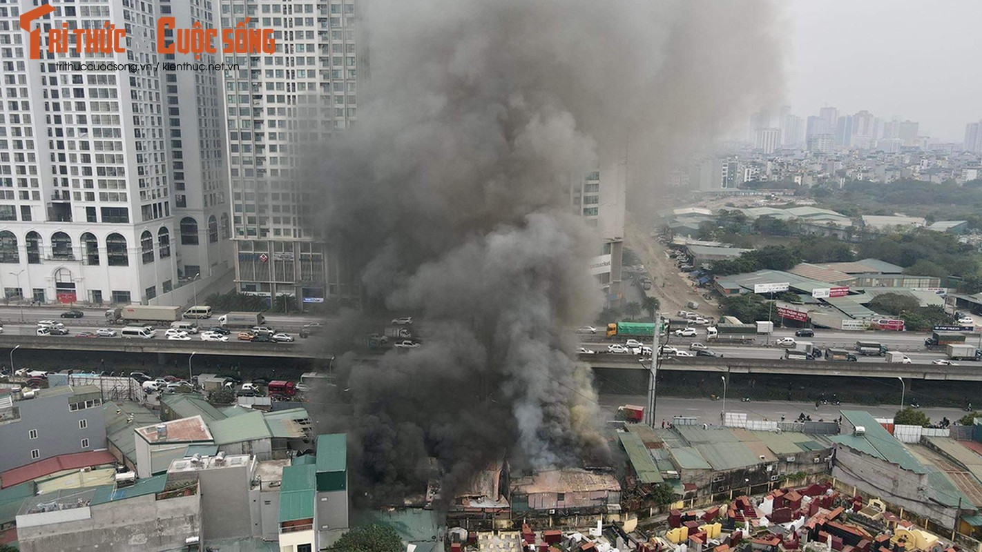 Ha Noi: Chay lon khu nha tam, duong Nguyen Xien un tac keo dai-Hinh-2