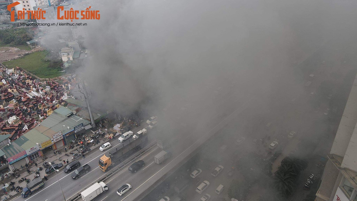 Ha Noi: Chay lon khu nha tam, duong Nguyen Xien un tac keo dai-Hinh-4