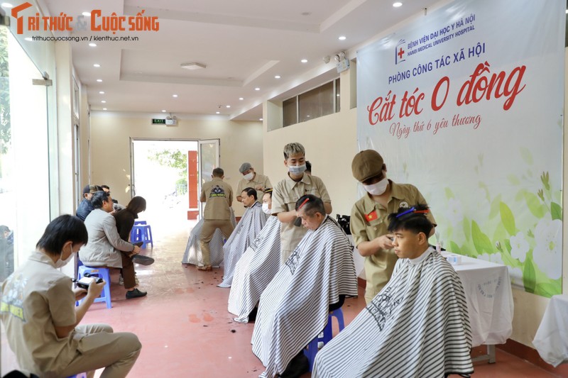 Tiệm cắt tóc 0 đồng của chúng tôi là một hoạt động xã hội nhằm giúp đỡ những người nghèo có cơ hội có được hình ảnh mới và tự tin hơn. Hãy đến với chúng tôi để được chăm sóc và hỗ trợ miễn phí.