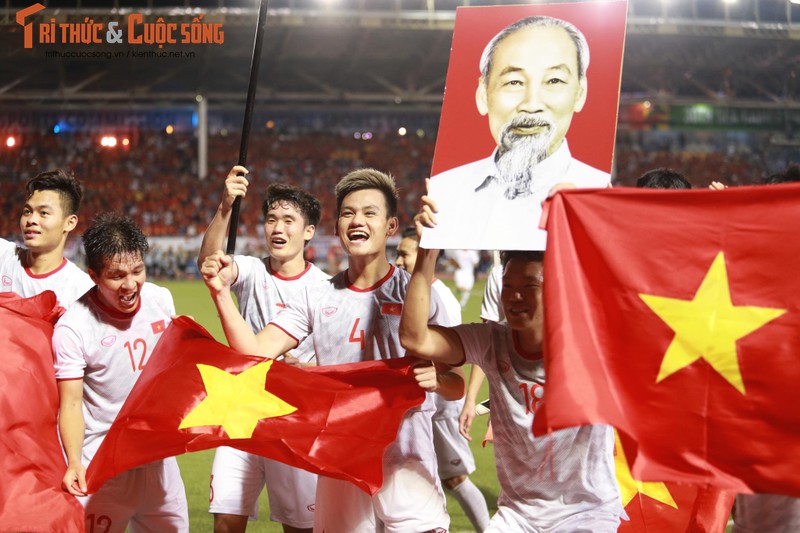 Vo oa khoanh khac hang trieu nguoi an mung HCV SEA Games 30 cung U22 Viet Nam-Hinh-2