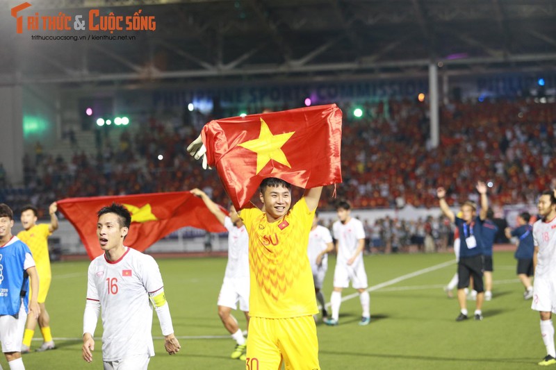 Vo oa khoanh khac hang trieu nguoi an mung HCV SEA Games 30 cung U22 Viet Nam-Hinh-4