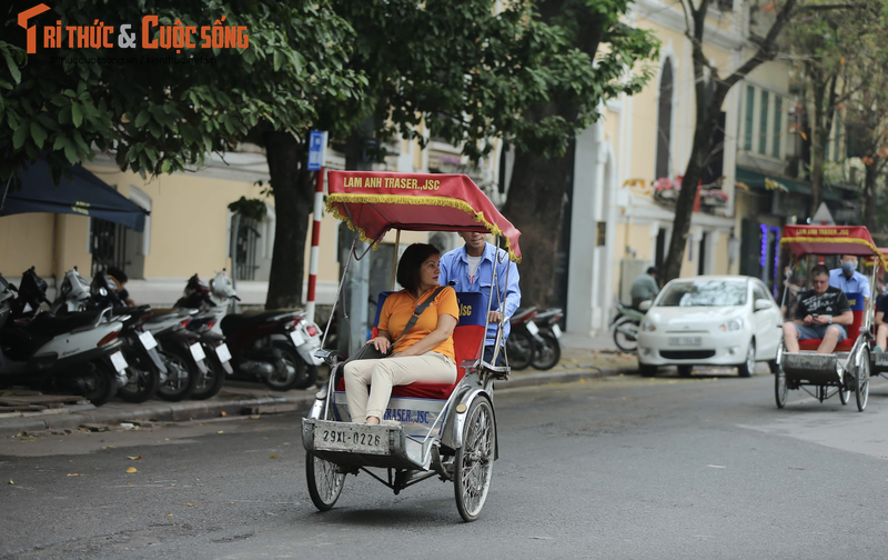 Dan tinh buc xuc du khach nuoc ngoai “luoi” deo khau trang giua dich Covid-19