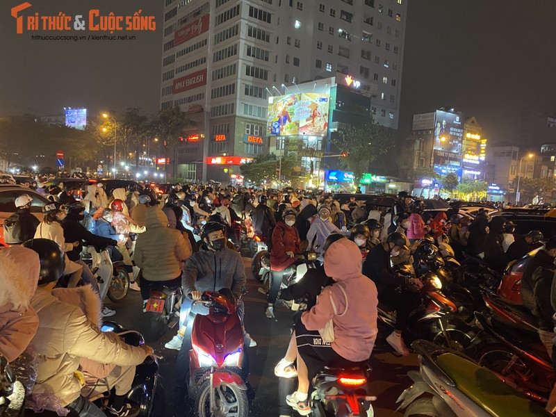 Bat chap mua gio, nguoi Ha Noi do xo di ngam man trinh dien drone