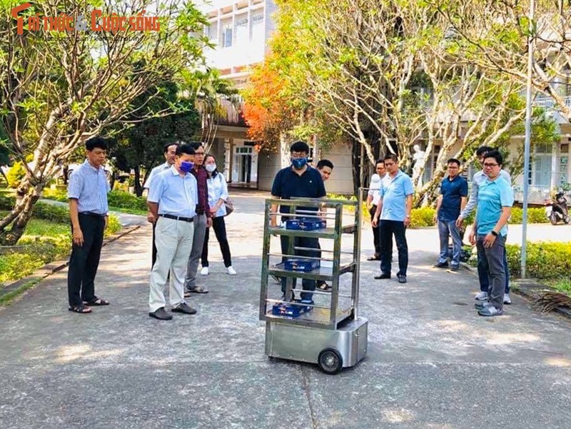 “Soi” robot phuc vu nguoi cach ly vi Covid-19 cua thay tro DH Da Nang-Hinh-4