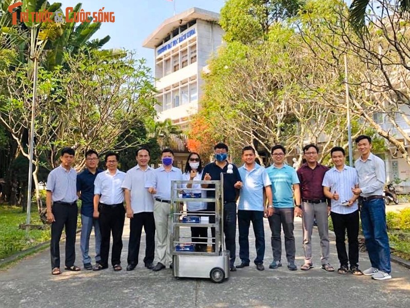 “Soi” robot phuc vu nguoi cach ly vi Covid-19 cua thay tro DH Da Nang